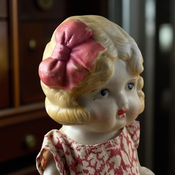1930s Japanese 6" Bisque Doll with Movable Arms – “Charlotte-Type” Child, Bow & - Picture 2 of 9
